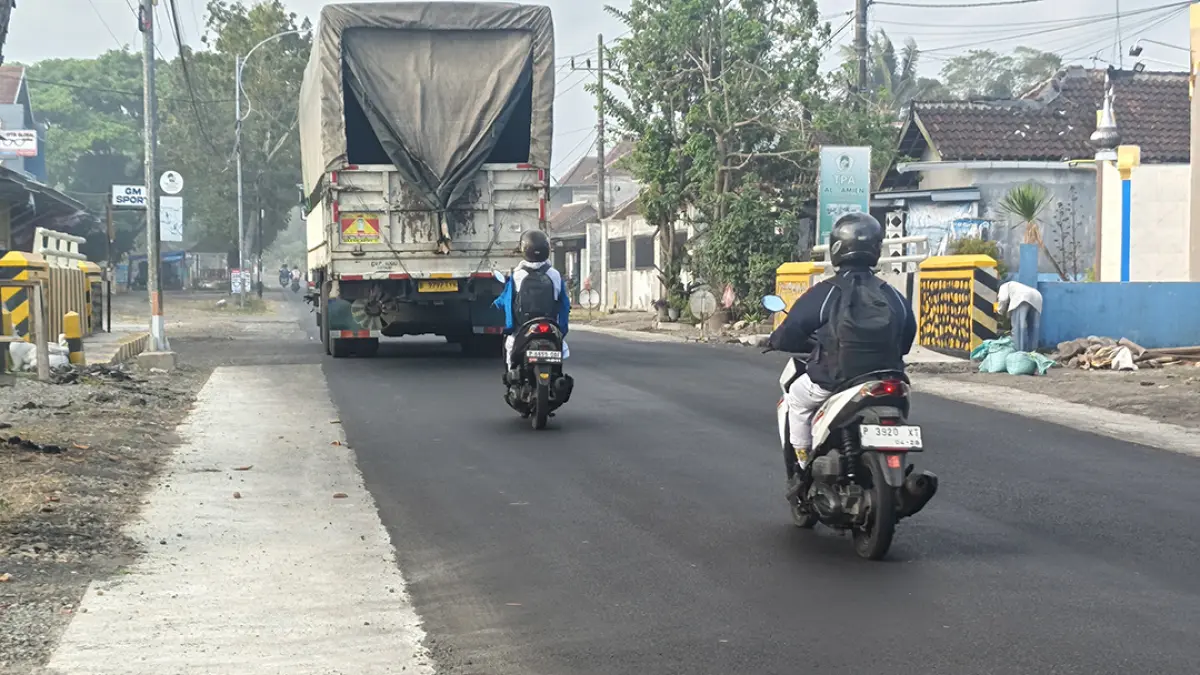 LALU-LALANG: Pengguna jalan melintas di atas jembatan jalan raya Desa/Kecamatan Gambiran, Selasa (15/9). (Zamrozi Wahyu/Radar Banyuwangi)