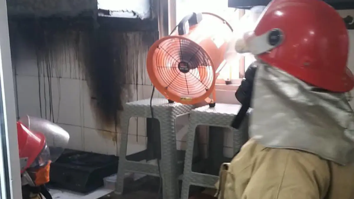 Petugas Damkarmat Banyuwangi berusaha memadamkan api di Resto Fujiyama Sushi Banyuwangi di jalan dr. Soetomo, Kelurahan Panderejo, Kecamatan Banyuwangi, Senin (14/9). (Damkarmat Banyuwangi)