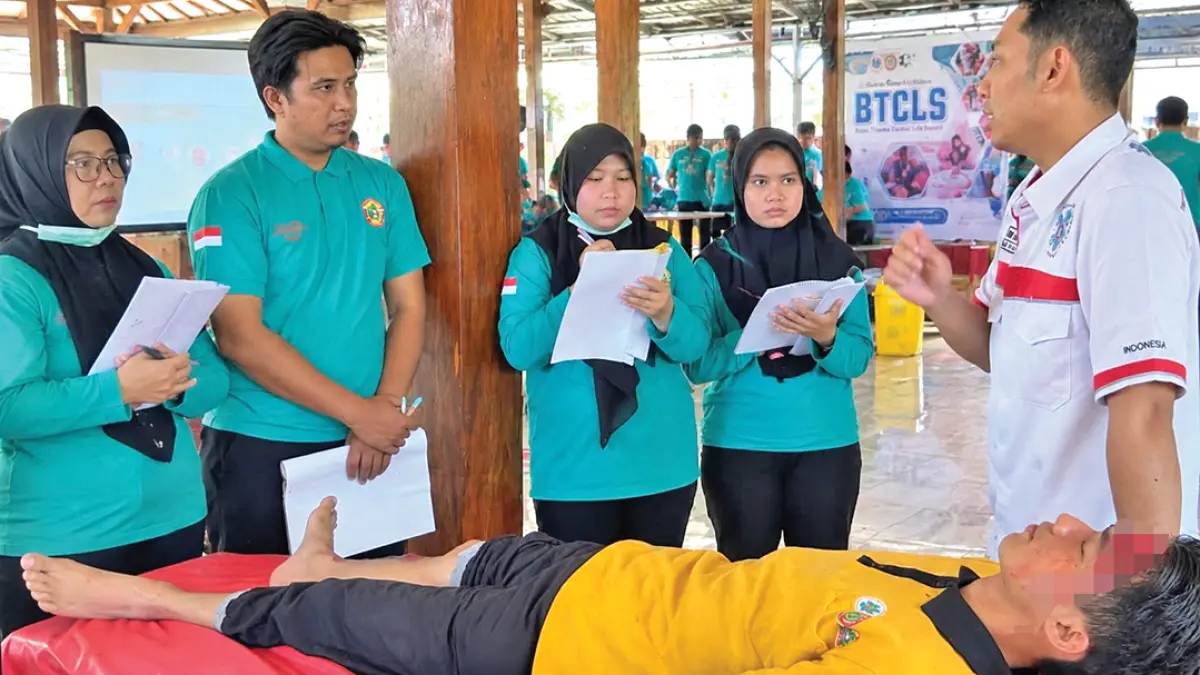PRAKTIK: Peserta IHT BTCLS berlatih untuk meningkatkan kesiapsiagaan menghadapi kondisi gawat darurat. (RSUD Genteng)