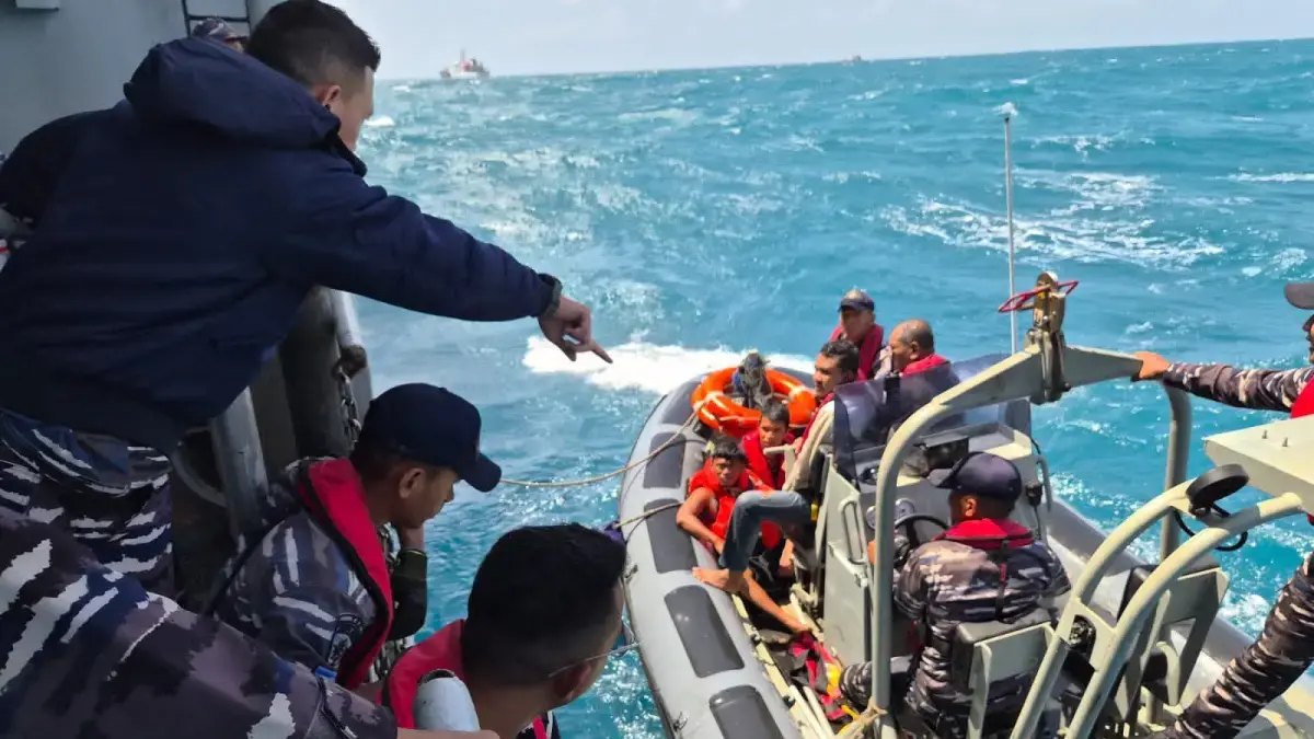 TNI AL mengevakuasi 22 korban selamat dari kecelakaan Kapal Virgo Transport 8 di Laut Jawa pada Senin (14/9). (TNI AL)