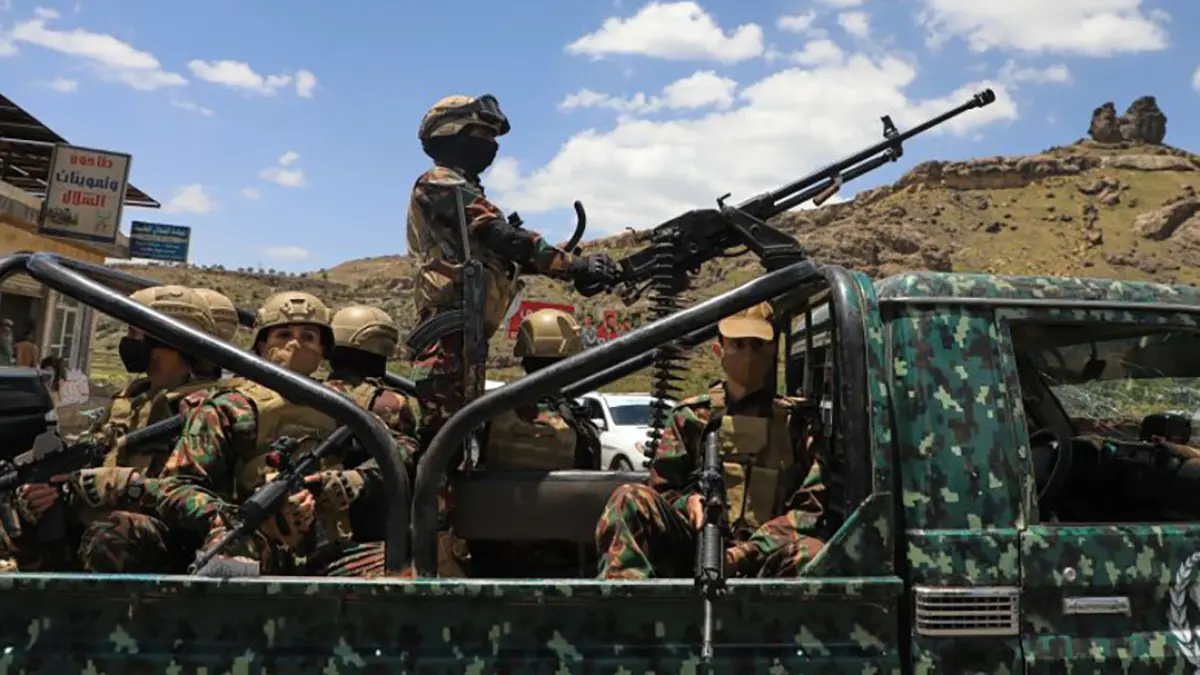 Pejuang Houthi mengawal konvoi yang membawa para tahanan yang dibebaskan di Mokha, melintasi Distrik Bani Matar dalam perjalanan menuju Sanaa, Yaman, pada Sabtu, 12 September 2026, setelah Houthi mengambil alih kota pelabuhan Laut Merah bagian selatan tersebut. (Foto AP/STR/Al Jazeera)