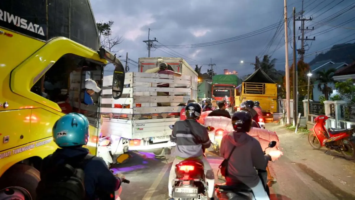 Antrean di Ketapang mengular hingga 12 kilometer ke arah Wongsorejo, Banyuwangi. (Ramada Kusuma/Radar Banyuwangi)