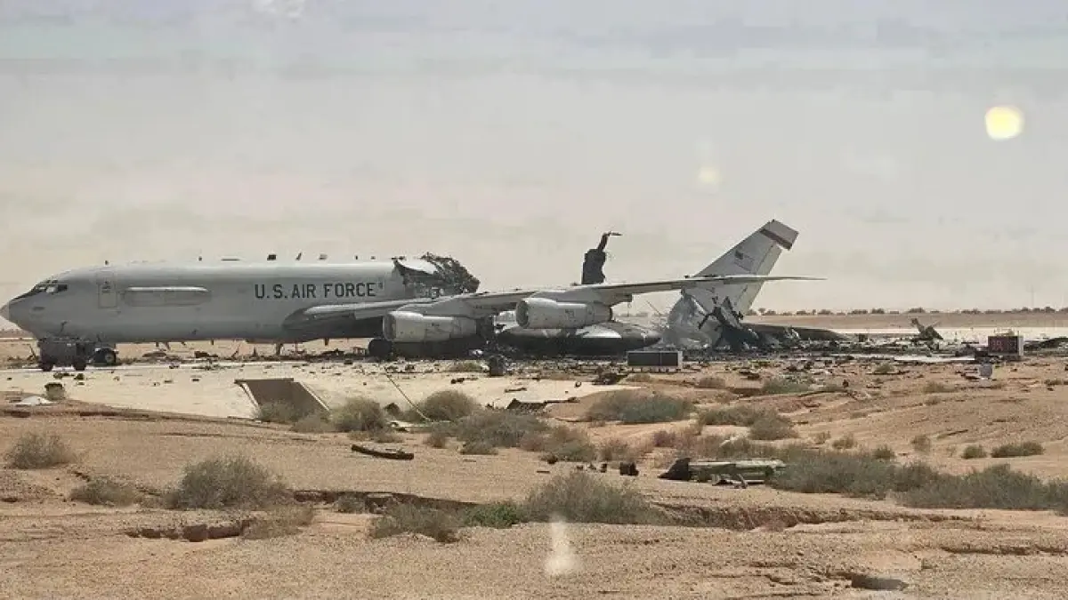 Foto CBS News memperlihatkan kerusakan pangkalan dan peralatan militer AS setelah serangan Iran, termasuk E-3 Sentry di Arab Saudi. (CBS News)