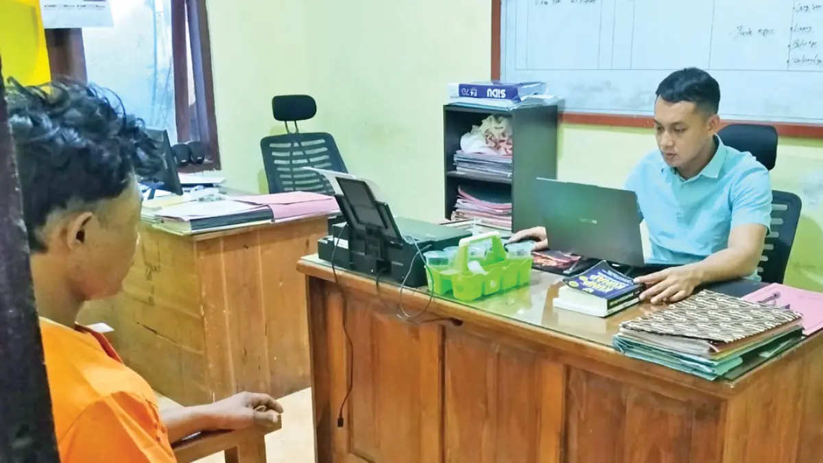 HS ditetapkan tersangka pencurian jeruk di Sambimulyo, Banyuwangi. Ia terancam 7 tahun penjara dan denda maksimal Rp500 juta. (Humas Polresta Banyuwangi)