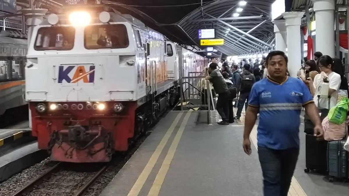 Kereta api KAI saat melayani perjalanan penumpang di wilayah Daop 8 Surabaya. Pada Agustus 2026, OTP keberangkatan mencapai 99,88 persen, sementara jumlah pelanggan tercatat 1.142.683 orang. (KAI)