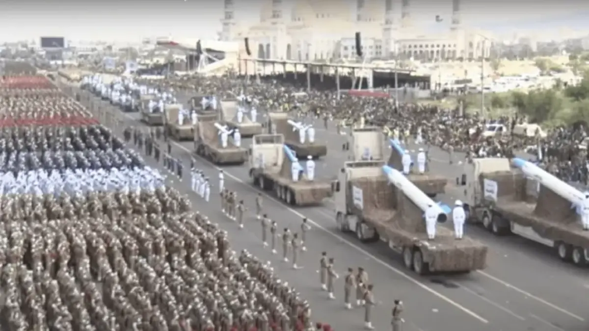 Pasukan Houthi Yaman saat parade militer. Kelompok ini kembali berperang melawan Arab Saudi. (Middle East Monitor)
