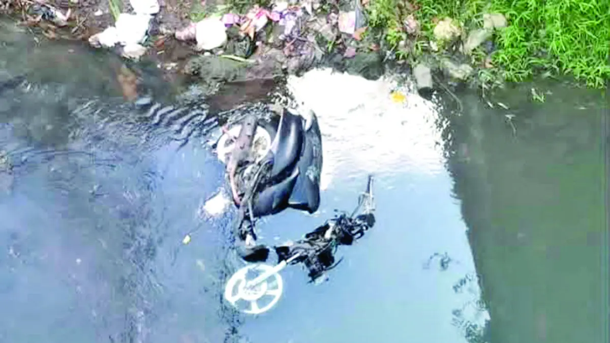 Sepeda motor milik warga Cluring jatuh ke sungai di bawah jembatan Desa Sukopuro, Kecamatan Srono, setelah berhasil dievakuasi Damkarmat, Rabu (16/9). (Damkarmat Banyuwangi)