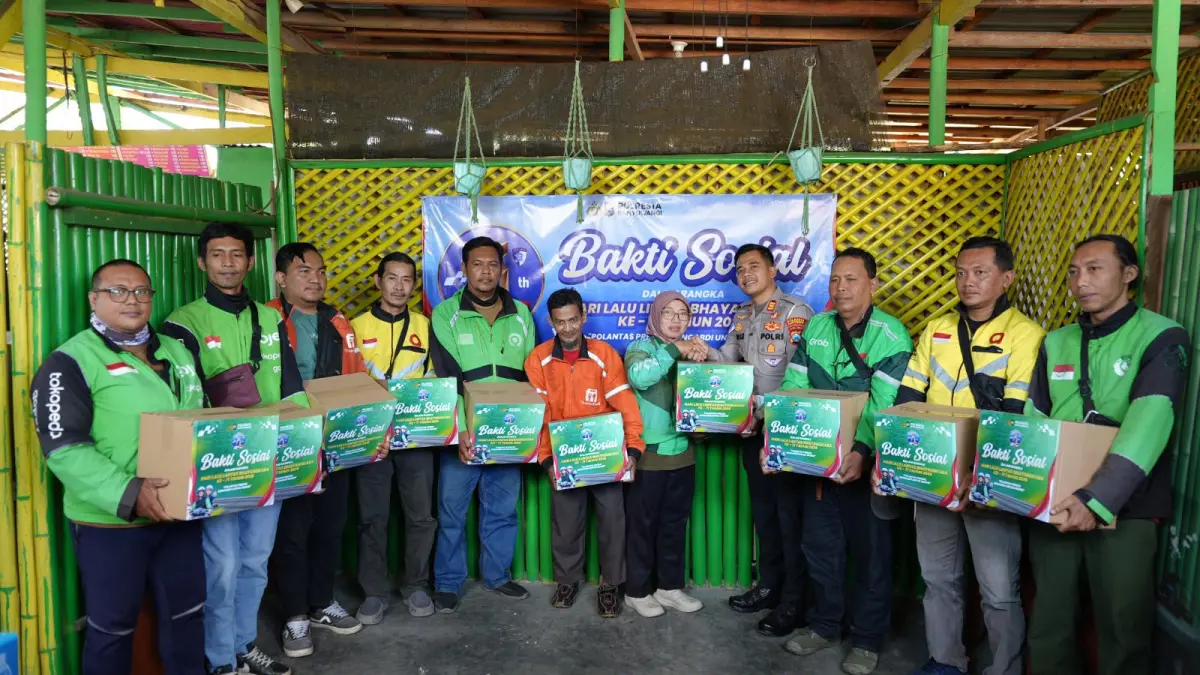 Wakasat Lantas Polresta Banyuwangi AKP Ridho Rinaldo Harahap berdialog dengan komunitas pengemudi ojek online dalam rangkaian Hari Lalu Lintas Bhayangkara ke-71. Selain pemeriksaan kesehatan dan bantuan sosial, komunitas ojol diajak berperan dalam menyampaikan informasi terkait kondisi jalan dan keselamatan lalu lintas. (Polresta Banyuwangi)