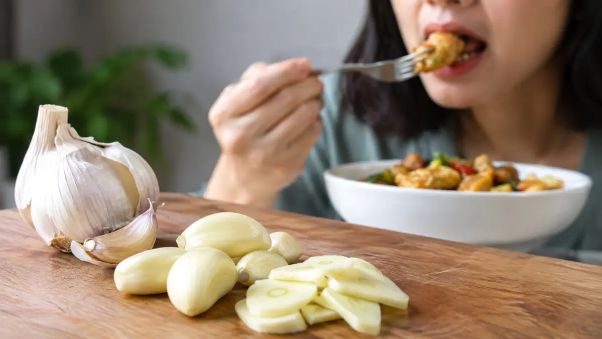 Bawang putih mengandung senyawa organosulfur yang dapat menghasilkan aroma khas dan sebagian metabolitnya dapat terdeteksi pada napas serta permukaan kulit setelah dikonsumsi. (ChatGPT)