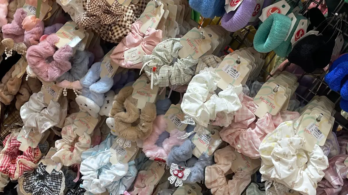 Beragam model scrunchie dapat digunakan sebagai ikat rambut sekaligus aksesori untuk melengkapi penampilan sehari-hari. (Desi untuk Radar Banyuwangi)