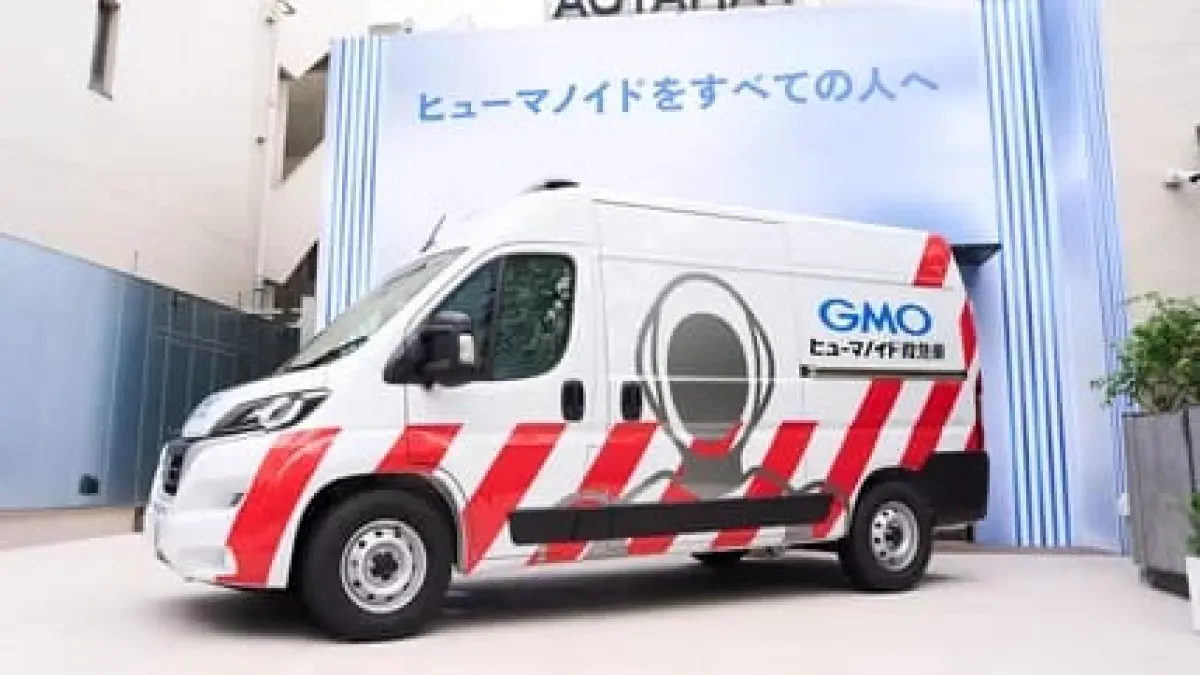 GMO Humanoid Ambulance merupakan kendaraan khusus yang disiapkan GMO AI & Robotics untuk melakukan pemeliharaan dan perbaikan robot humanoid di lokasi. (Engadget)