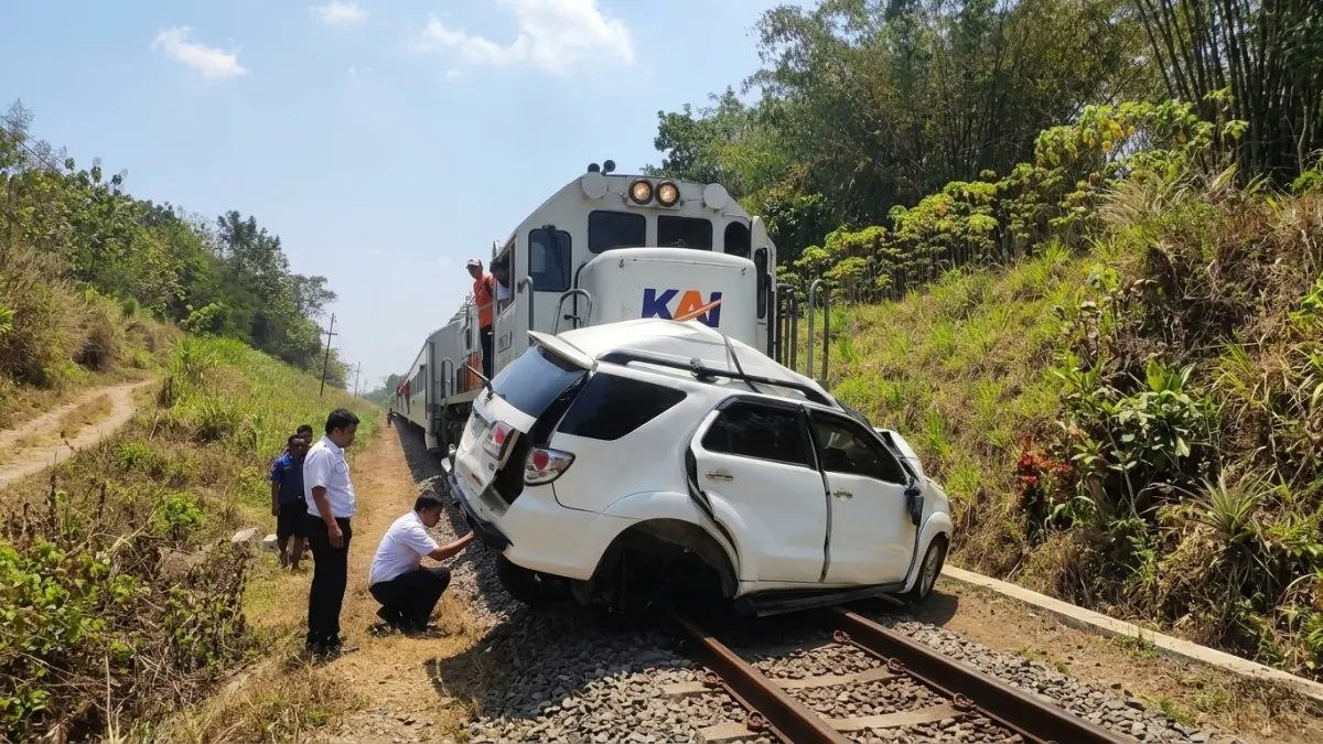 KA Ijen Ekspres terlibat temperan dengan mobil minibus di perlintasan sebidang pada petak jalan Tanggul–Bangsalsari, Kabupaten Jember, Kamis (17/9). Dalam kejadian tersebut, seluruh penumpang dan petugas kereta api dilaporkan selamat. (KAI)