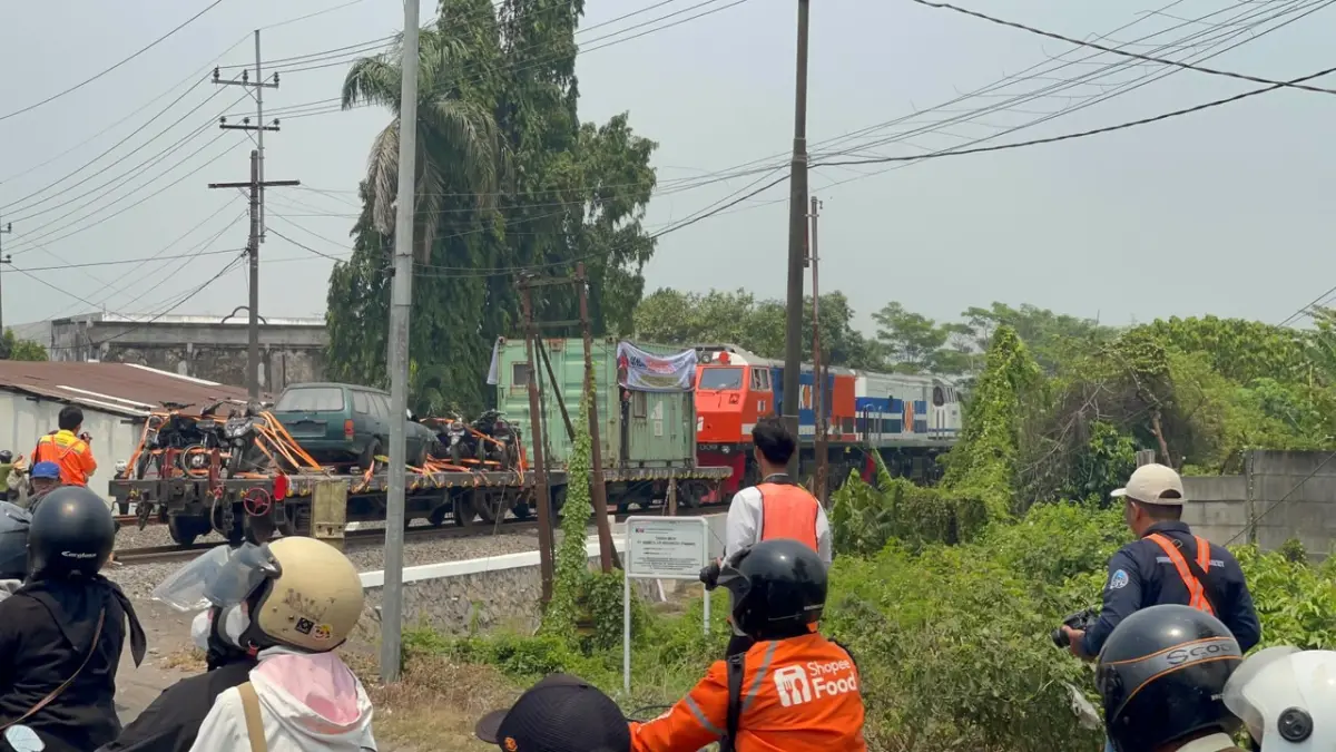 KAI Daop 8 Surabaya bersama komunitas Indonesian Railway Preservation Society (IRPS) menggelar edukasi keselamatan di perlintasan sebidang dengan membawa display kendaraan bekas kecelakaan, Kamis (17/9). (KAI)