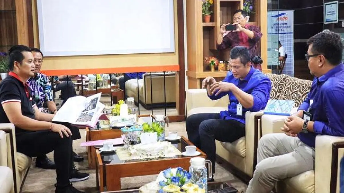 Kemacetan Ketapang-Gilimanuk kembali memicu wacana jembatan Jawa-Bali. Jembrana memilih dermaga eksekutif dan kapal express sebagai solusi. (Radar Bali)