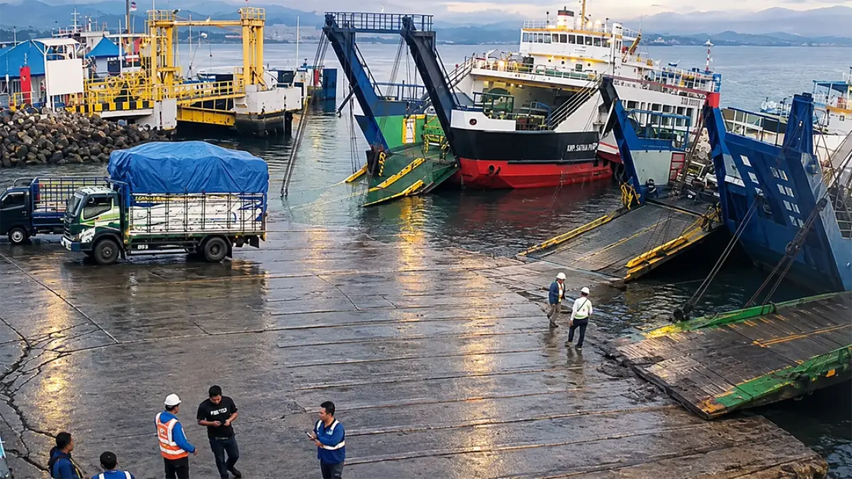 SULIT SANDAR: Kondisi Dermaga LCM Gilimanuk yang ikut terdampak pasang surut air laut pada Kamis (17/9). Fenomena surutnya air laut di sisi Dermaga LCM Gilimanuk memicu keterlambatan proses bongkar muat kapal dan memperpanjang antrean kendaraan di Ketapang. (BPTD Ketapang for Radar Banyuwangi)