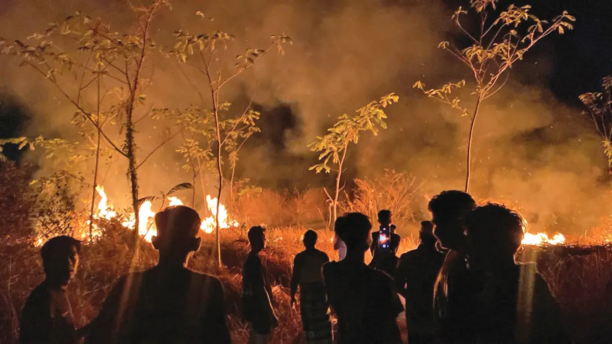 MENYALA: Lahan kosong di Desa Karangbendo, Kecamatan Rogojampi terbakar pada Rabu malam (16/9). Api diduga berasal dari putung rokok. (Damkarmat Banyuwangi)