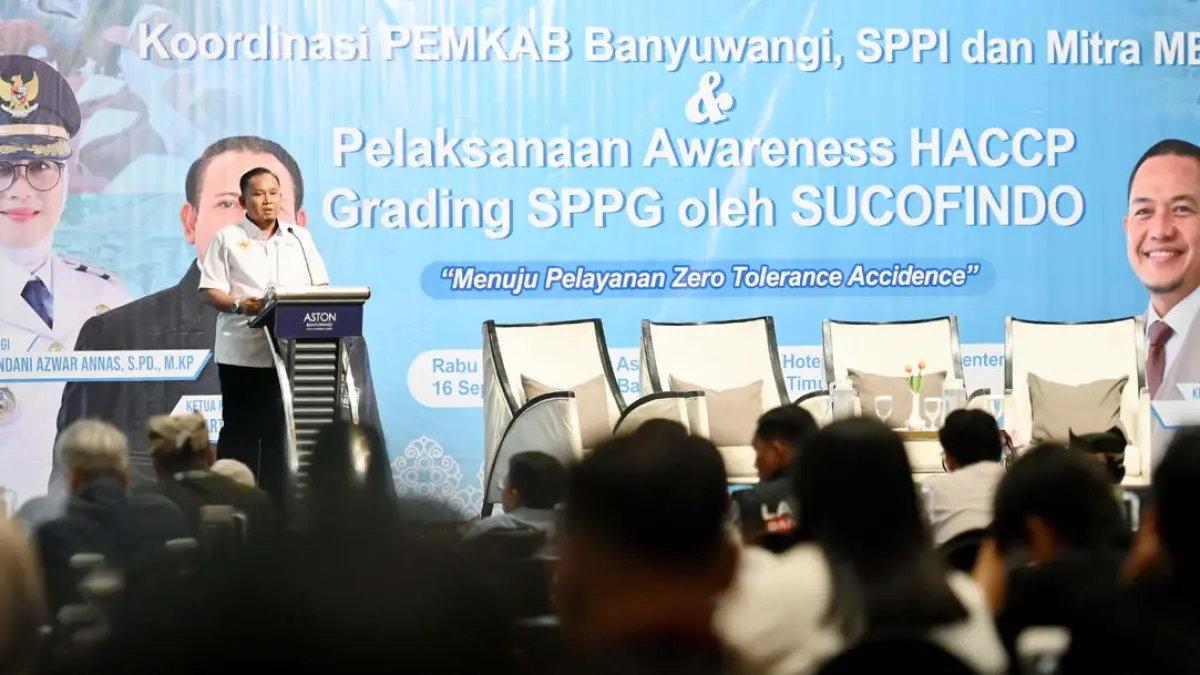 OPTIMALKAN PENCEGAHAN: Ketua HMD Gemas Banyuwangi Sugiarto menyampaikan sambutan pada kegiatan rakor antara Pemkab Banyuwangi bersama SPPG, mitra MBG, serta pelaksana awareness grading SPPG di Ballroom Blambangan Hotel Aston, Rabu (16/9). (Ramada Kusuma/Radar Banyuwangi)