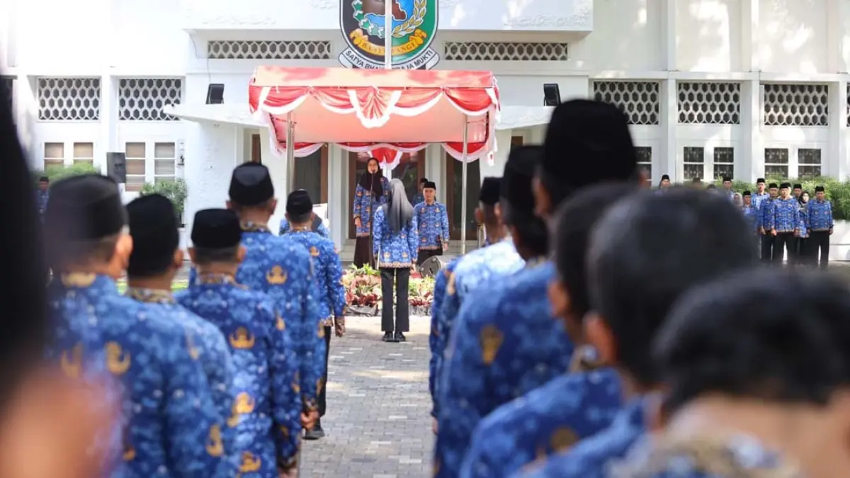 SAMPAIKAN 5 PESAN: Bupati Ipuk memimpin upacara peringatan HKN di halaman Kantor Pemkab Banyuwangi Kamis (17/9). (Humas Pemkab Banyuwangi)