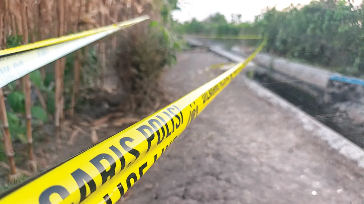 STERIL: Lokasi terduga pelaku pencuri jeruk diamankan warga di Dusun Kedungrejo, Desa Sambimulyo, Kecamatan Bangorejo, dipasangi garis polisi pada Rabu (16/9). (Zamrozi Wahyu/Radar Banyuwangi)
