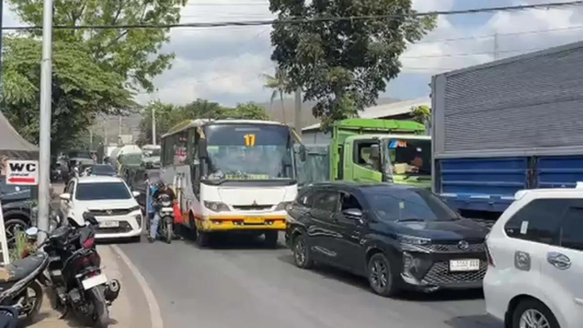 Antrean kendaraan menuju Pelabuhan Ketapang Banyuwangi mencapai 12,7 km hingga Bangsring. Truk logistik tertahan berjam-jam sejak Kamis malam. (Ramada Kusuma/Radar Banyuwangi)