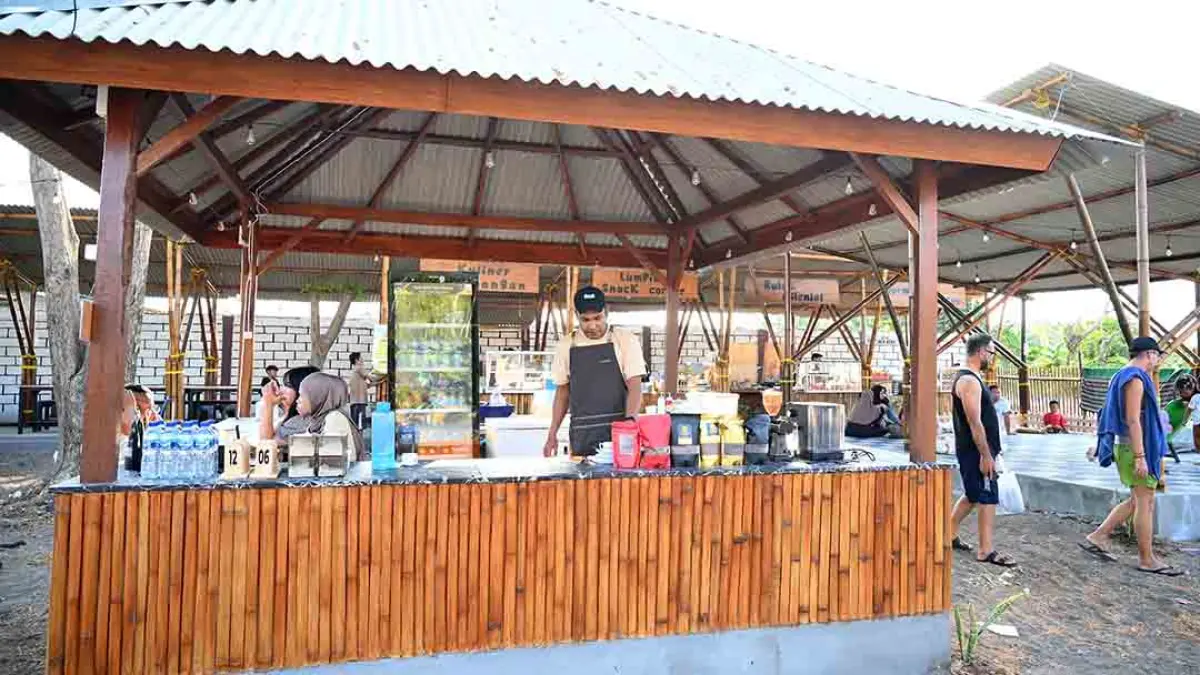 Deretan lapak di pusat kuliner Gerbang Pulau Santen (GPS) menyajikan aneka menu modern dan tradisional. Ada bakso, sego cawuk, dan ikan bakar. (Ramada Kusuma/Radar Banyuwangi)