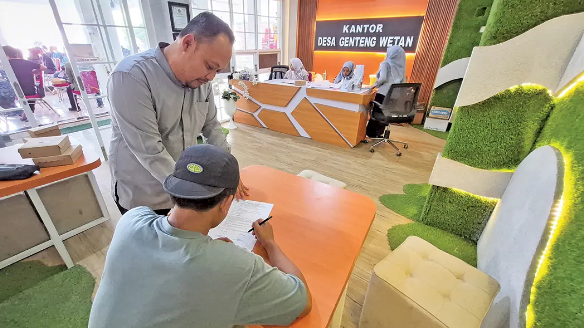 SANGGAHAN: Operator Sistem Informasi Kesejahteraan Sosial-Next Generation (SIKS-NG) di Desa Gentengwetan, Kecamatan Genteng, saat menerima sanggahan dari warga, Jumat (18/9). (Salis Ali/Radar Banyuwangi)