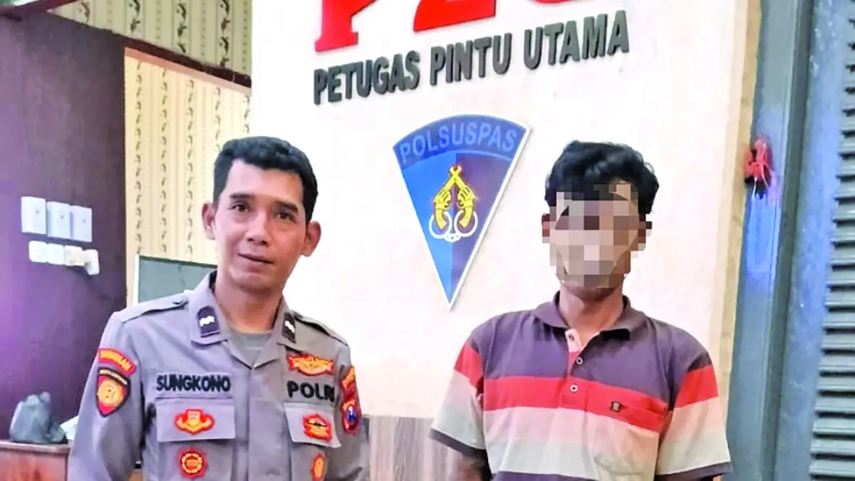 TAHANAN: Anggota Polsek Bangorejo bersama terduga pelaku pencurian jeruk berinisial HS di lapas Banyuwangi, Jumat (18/9). (Foto: Polsek Bangorejo)