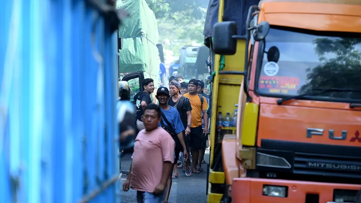 TIDAK ADA CELAH LAGI: Sejumlah sopir truk turun dari kendaraan saat terjebak macet di dekat kawasan Watudodol, Jumat (18/9). (Ramada Kusuma/Radar Banyuwangi)