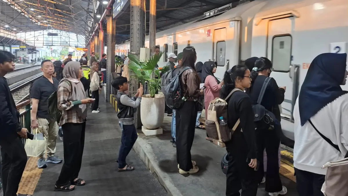 Aktivitas penumpang di Stasiun Semarang Tawang, Kota Semarang. KAI Daop 4 Semarang mengimbau penumpang yang berangkat pada Sabtu, 19 September 2026, datang lebih awal untuk mengantisipasi kepadatan dan pengalihan arus saat penutupan MTQ Nasional XXXI di kawasan Simpang Lima. (KAI)