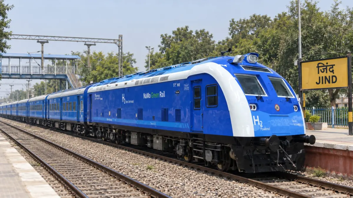 Kereta hidrogen buatan India beroperasi di rute Jind-Sonipat, Haryana. Meski mampu mengangkut hingga sekitar 2.600 orang, layanan tersebut dilaporkan hanya membawa sekitar 40-60 penumpang per perjalanan. Rendahnya permintaan membuat Indian Railways mengevaluasi pola dan jangkauan rutenya. (ChatGPT)
