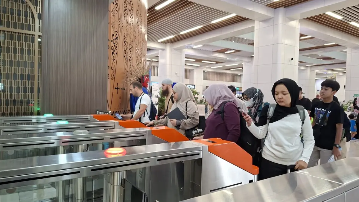 Penumpang mengakses layanan Whoosh di stasiun. Selain aplikasi, KCIC menyediakan sejumlah kanal pelayanan seperti situs tiket, loket, Ticket Vending Machine, serta mitra penjualan yang dapat menjadi alternatif bagi penumpang ketika mengalami kendala pada kanal digital. (KCIC)
