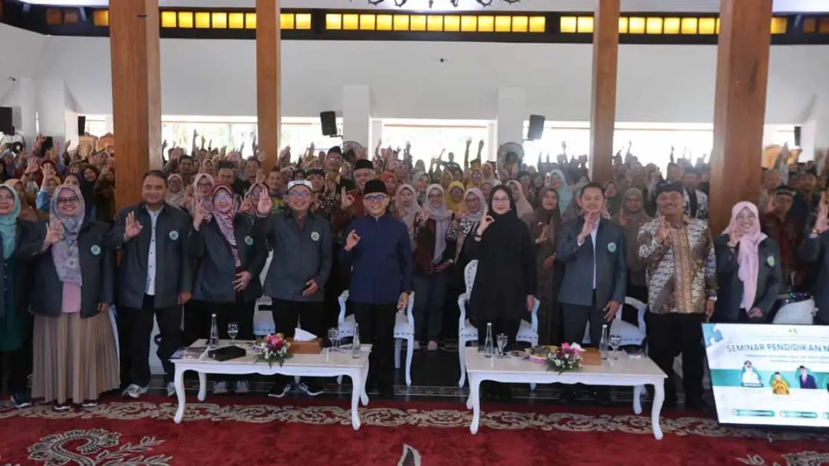 Bupati Ipuk Fiestiandani menghadiri seminar Pendidikan Nasional yang digelar di Pendapa Sabha Swagatha Blambangan, Sabtu (19/9).
Hadir sebagai narasumber Dr. Cecep Kustandi (Wakil Dekan II FIP UNJ), Dr. Dudung Abdul Qodir (Sekjen PB PGRI/Ketua IKA FIP UNJ), serta Dr. Alfian (Plt. Kepala Dinas Pendidikan Banyuwangi). (Humas Pemkab Banyuwangi)