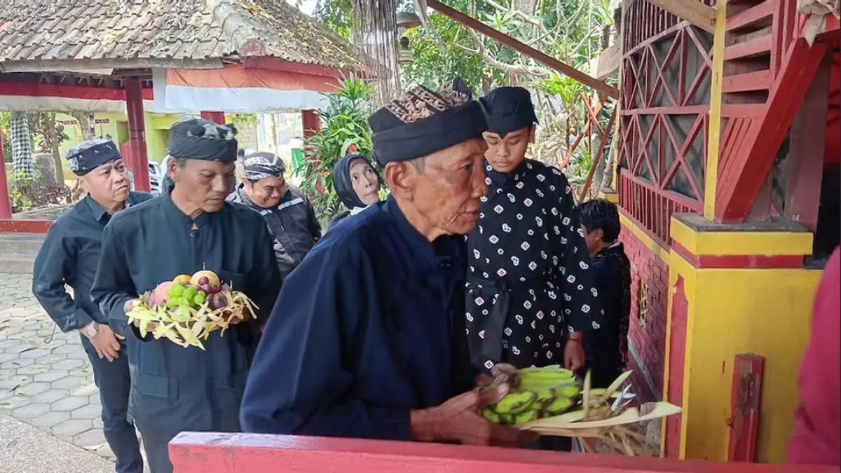 AMBIL AIR SUCI: Komunitas Keratuwan ByalamWyang yang diikuti puluhan budayawan dan pemerhati sejarah menggelar ritual Srada Alit Mas Purbo di Situs Lastono, Lemahbangkulon, Singojuruh, Minggu (13/9). (Qowim for Radar Banyuwangi)