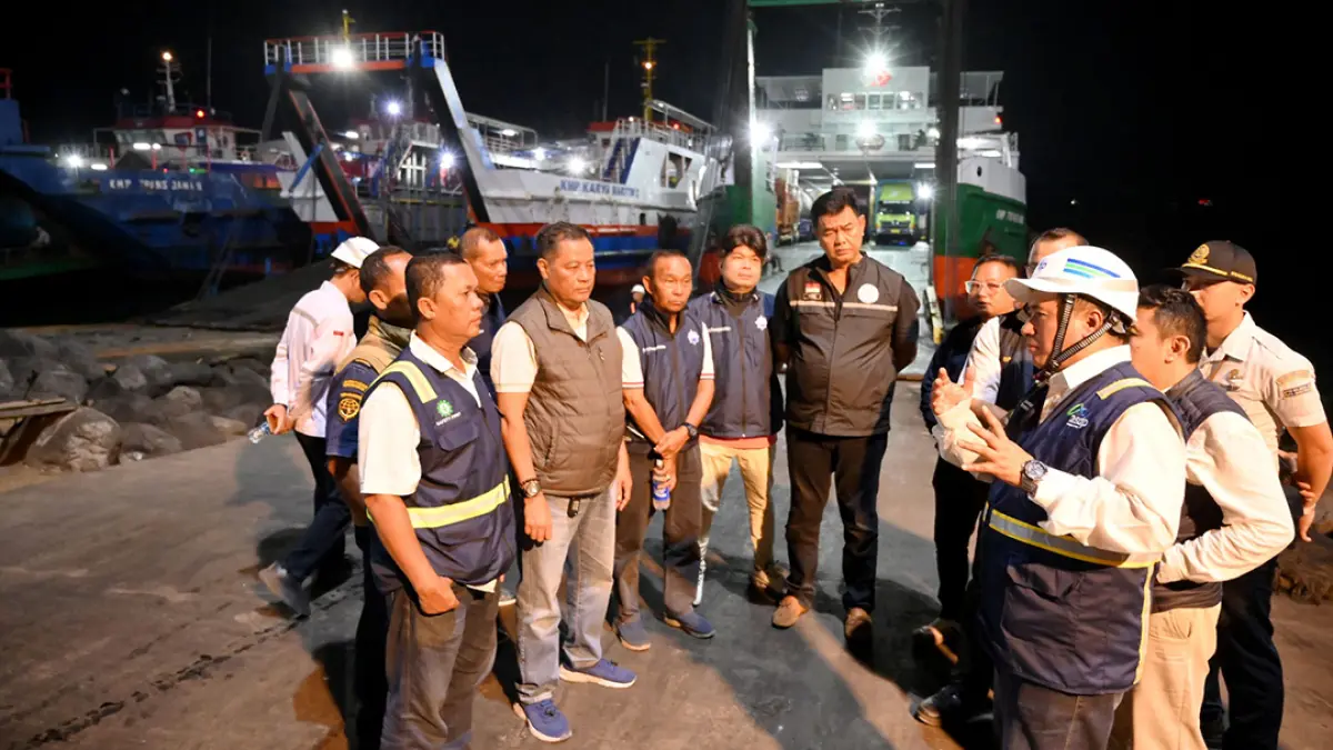 KEJAR PENYUSUTAN ANTREAN: Manajemen ASDP Ketapang bersama jajaran DPC Gapasdap Banyuwangi meninjau langsung aktivitas pemuatan truk logistik di Dermaga LCM, Jumat (19/9). (Ramada Kusuma/Radar Banyuwangi)