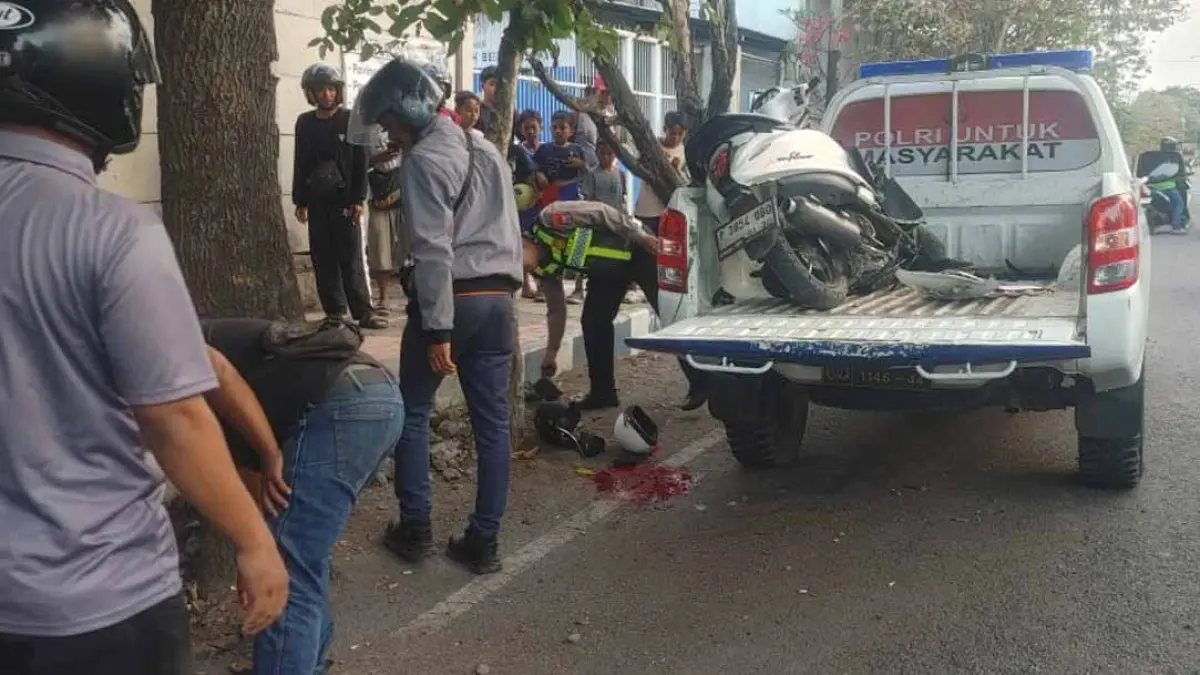 LAKA TUNGGAL: Petugas Satlantas Polresta Banyuwangi mengamankan sepeda motor Filano milik korban, Jumat (18/9) lalu. (PEPRI for Radar Banyuwangi)