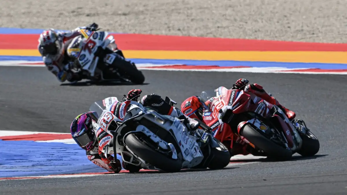 Marc Marquez dan Jorge Martin datang ke GP Austria 2026 dengan sama-sama mengoleksi 274 poin. Pada Practice Jumat di Red Bull Ring, Marquez berada di P4 dan Martin P5 dengan selisih hanya 0,018 detik. (MotoGP)