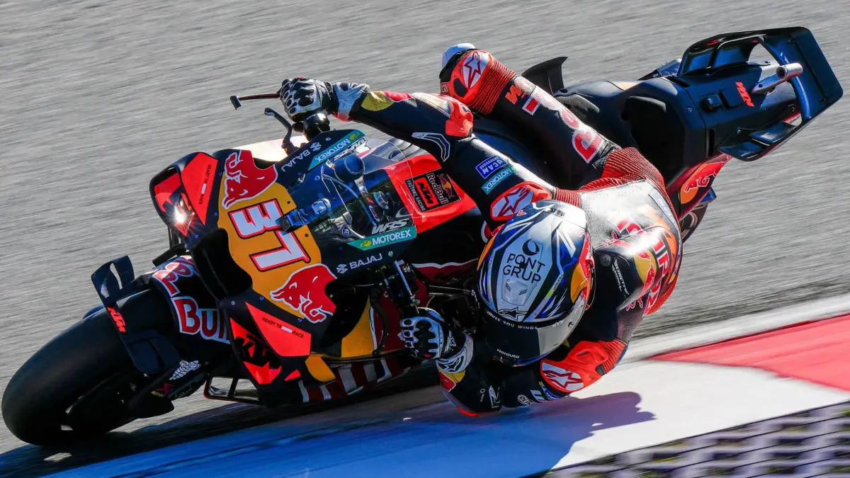 Pedro Acosta memacu KTM RC16 di Red Bull Ring. Pembalap asal Spanyol itu menjadi yang tercepat pada FP1 dan Practice MotoGP Austria 2026 sebelum menghadapi kualifikasi dan Sprint. (MotoGP)