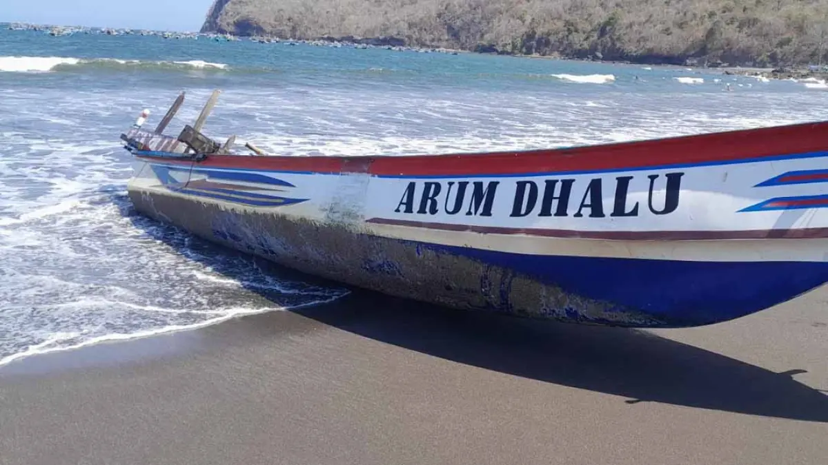 Perahu nelayan Arum Dalu rusak parah usai dihantam ombak besar di perairan Pelawangan, Desa Grajagan, Kecamatan Purwoharjo, Kamis (17/9). (RUDI for Radar Banyuwangi)