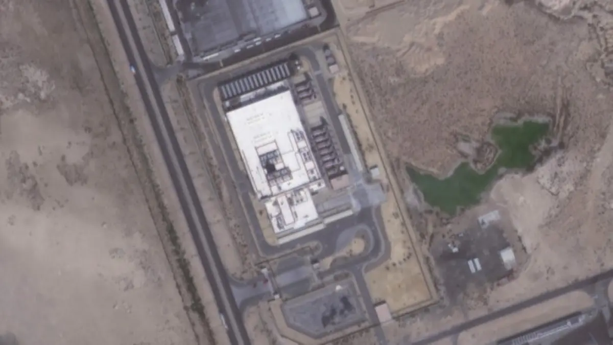 Pusat data AWS di Abu Dhabi, UEA, diserang drone Iran, 1 Maret lalu. Sebagian data pelanggan hilang permanen. (Foto: Planet Labs PBC)