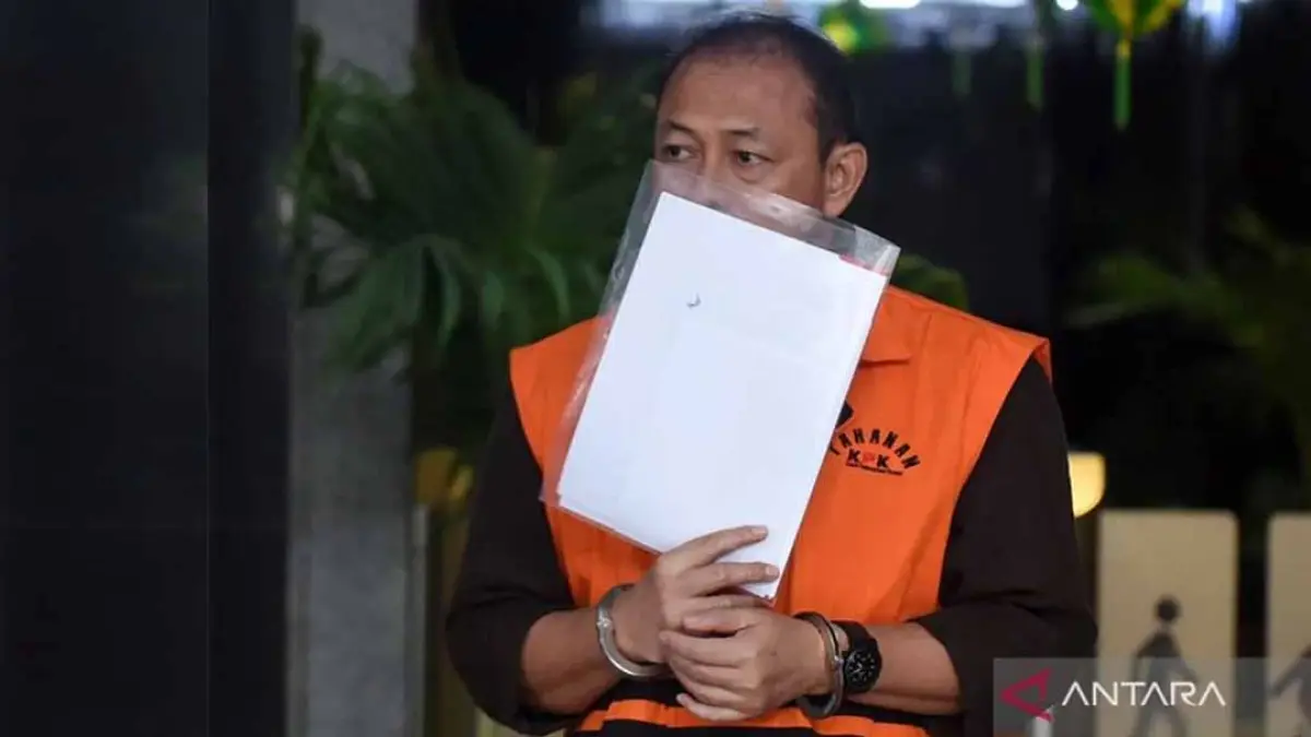 Sisprian Subiaksono mengaku tetap menerima uang dari Blueray meski merasa “dendam” karena pelanggaran perusahaan dinilai mencoreng Bea Cukai. (ANTARA FOTO/Indrianto Eko Suwarso/bar)
