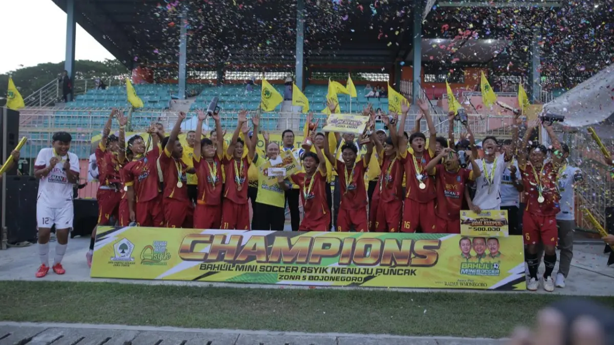 Pemain-pemain SMAN 3 Bojonegoro merayakan keberhasilan meriah juara pertama Turnamen Bahlil Mini Soccer Zona Bojonegoro di Stadion Letjend Soedirman (SLS), 15 September lalu. Mereka menumbangkan MAN 1 Bojonegoro di laga pemungkas dengan skor 4-0. (Andika Feriawan/Radar Bojonegoro)