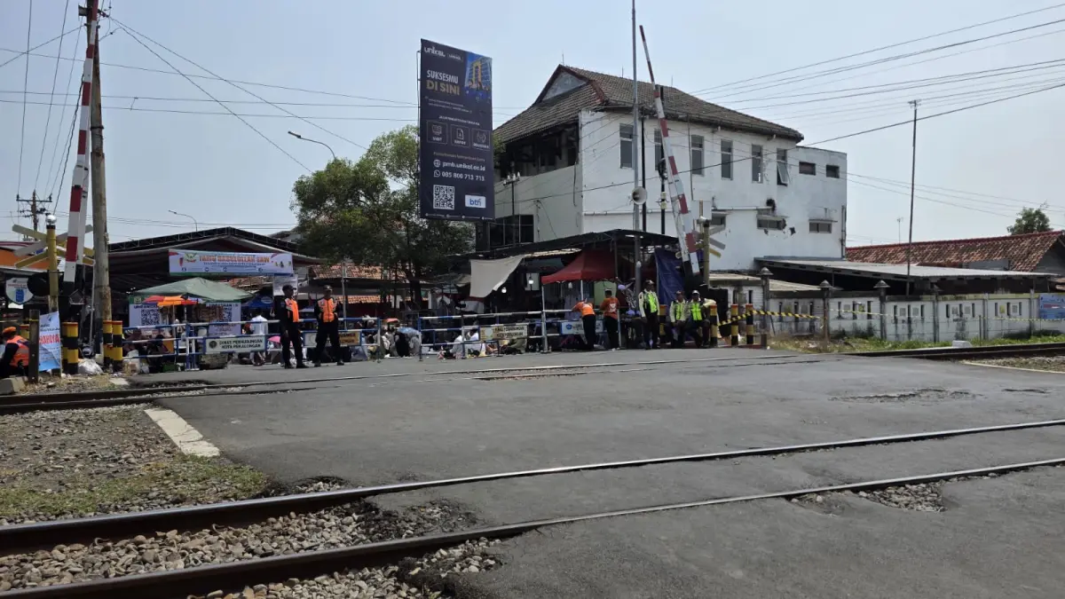 Petugas KAI melakukan pengamanan di sekitar jalur kereta api saat berlangsungnya rangkaian Maulid Akbar Kanzus Sholawat di Pekalongan, Minggu (20/9). KAI Daop 4 Semarang mengimbau jemaah tidak beraktivitas di jalur rel maupun berhenti di area perlintasan demi keselamatan perjalanan kereta api. (KAI)