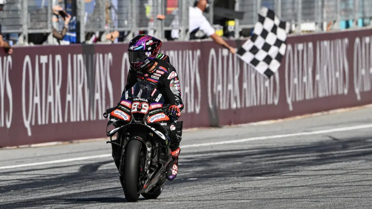 Jorge Martin memacu Aprilia pada Sprint MotoGP Austria 2026 di Red Bull Ring. Sempat terlempar ke posisi kedelapan pada lap pertama, Martin bangkit untuk meraih kemenangan dan kembali memimpin klasemen dengan keunggulan tiga poin atas Marc Marquez. (MotoGP)