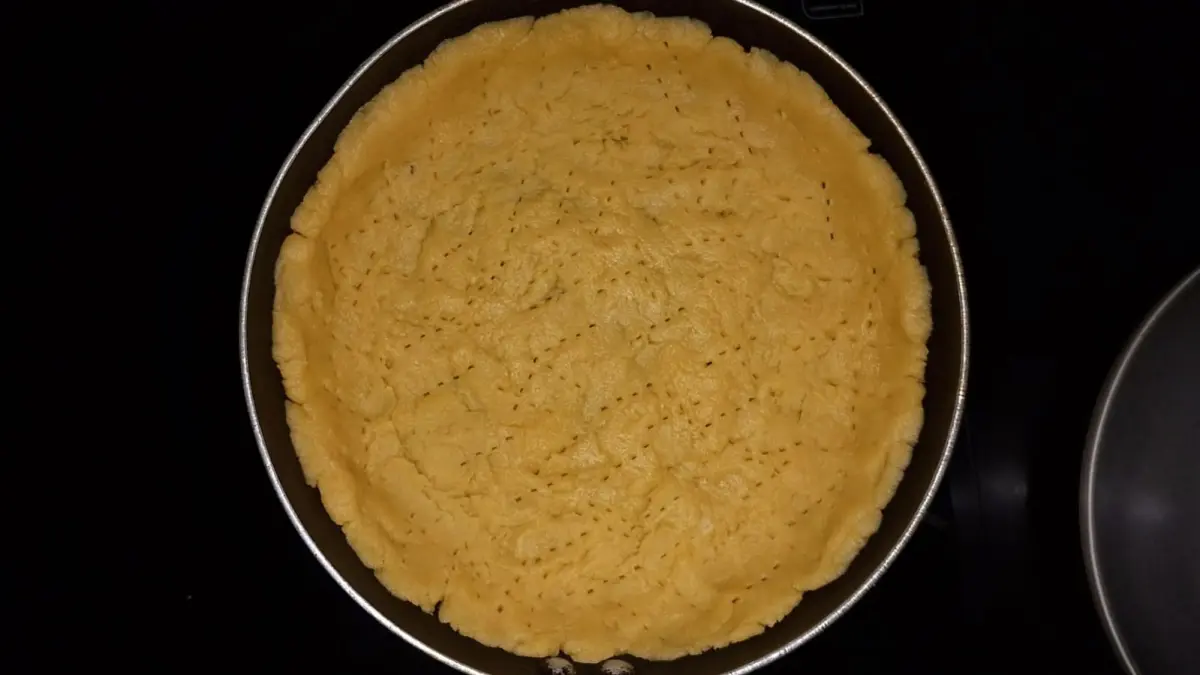 Adonan pie teflon ditusuk menggunakan garpu sebelum dimasak. Teknik yang dikenal sebagai docking ini membantu memberi jalan keluar bagi uap agar dasar pie tidak mudah menggelembung. (Meivira untuk Radar Banyuwangi)