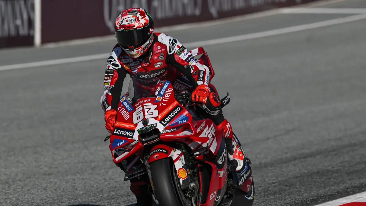 Francesco Bagnaia memacu Ducati GP26 pada MotoGP Austria 2026. Meski berhasil lolos dari Q1 dan mengamankan posisi start ketujuh, pembalap Ducati Lenovo itu masih menghadapi persoalan daya cengkeram dan performa satu putaran. (MotoGP)