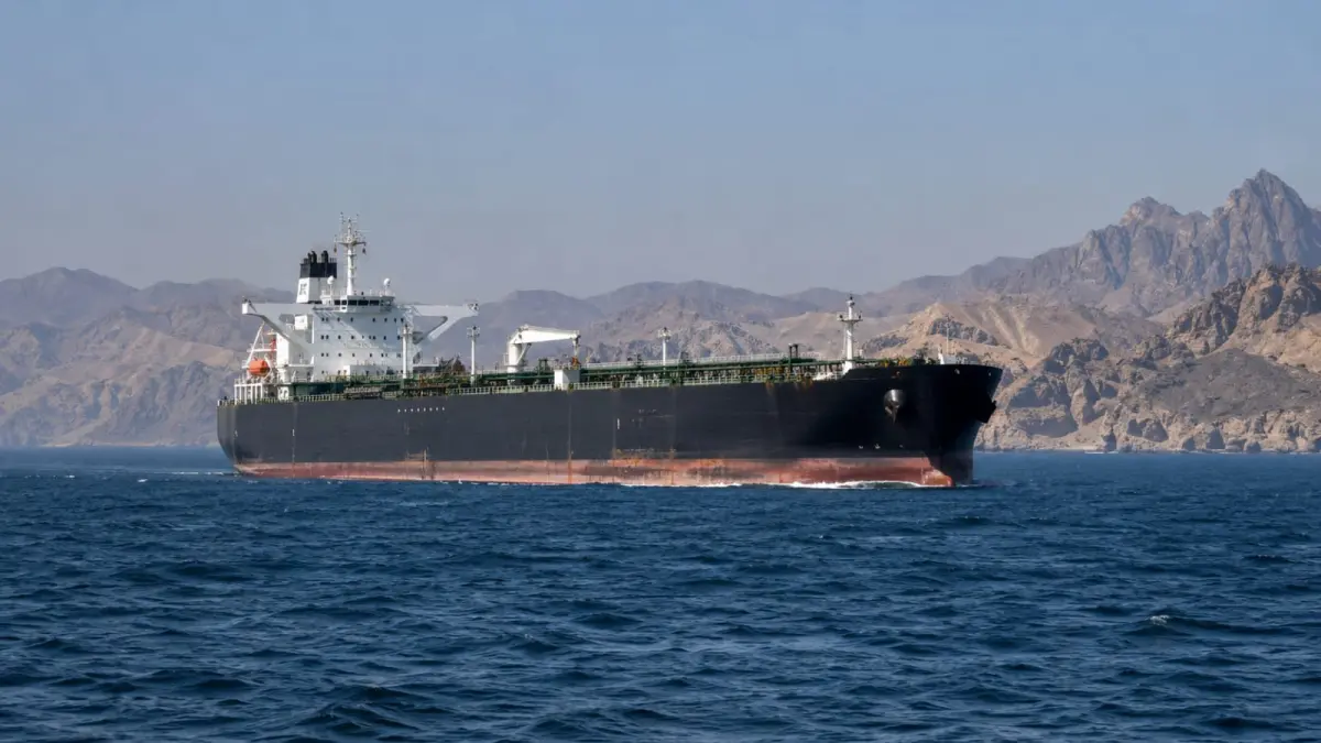 Selat Hormuz menghubungkan Teluk Persia dengan Teluk Oman dan menjadi salah satu jalur energi terpenting dunia. Iran menyatakan belum akan membuka kembali jalur tersebut secara normal sebelum persyaratannya dalam sengketa dengan Amerika Serikat dipenuhi. (Ilustrasi ChatGPT)