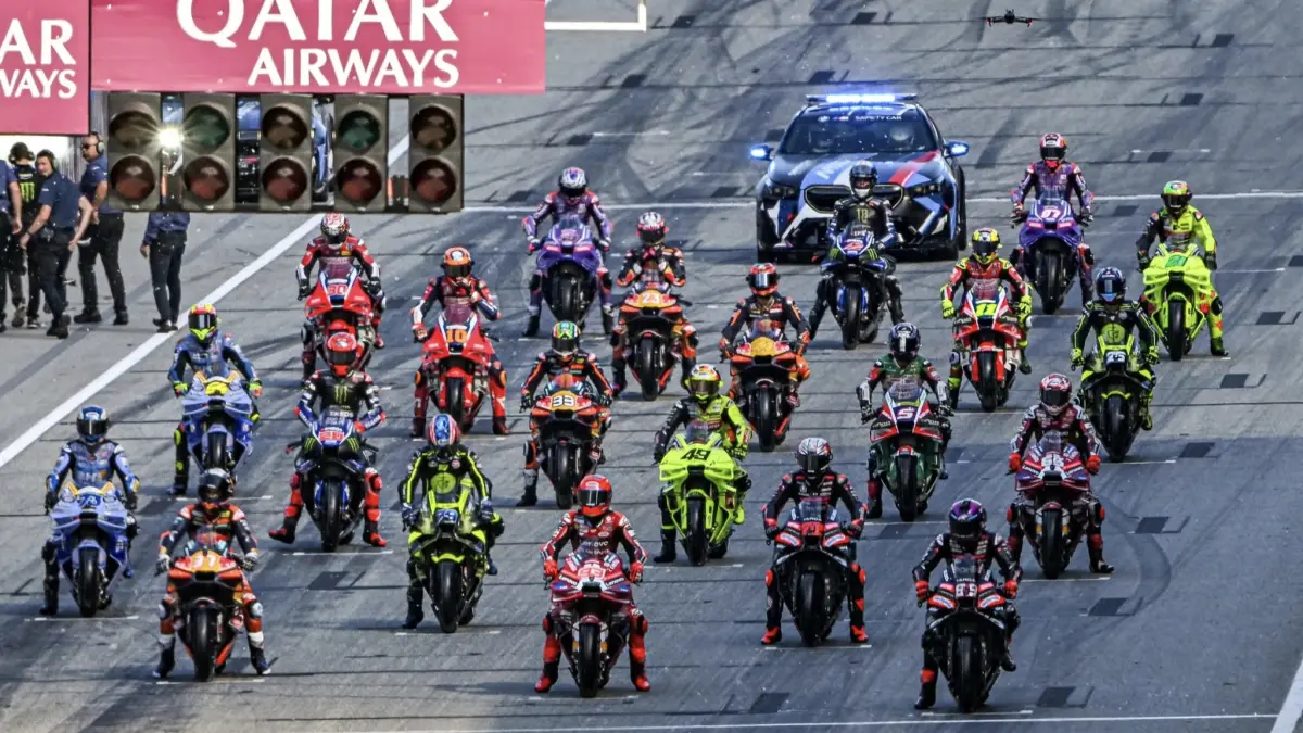 Jorge Martin menggeber Aprilia RS-GP pada rangkaian MotoGP Austria 2026 di Red Bull Ring. Martin start dari pole setelah memenangi Sprint dan memimpin klasemen dengan keunggulan tiga poin atas Marc Marquez. (MotoGP)
