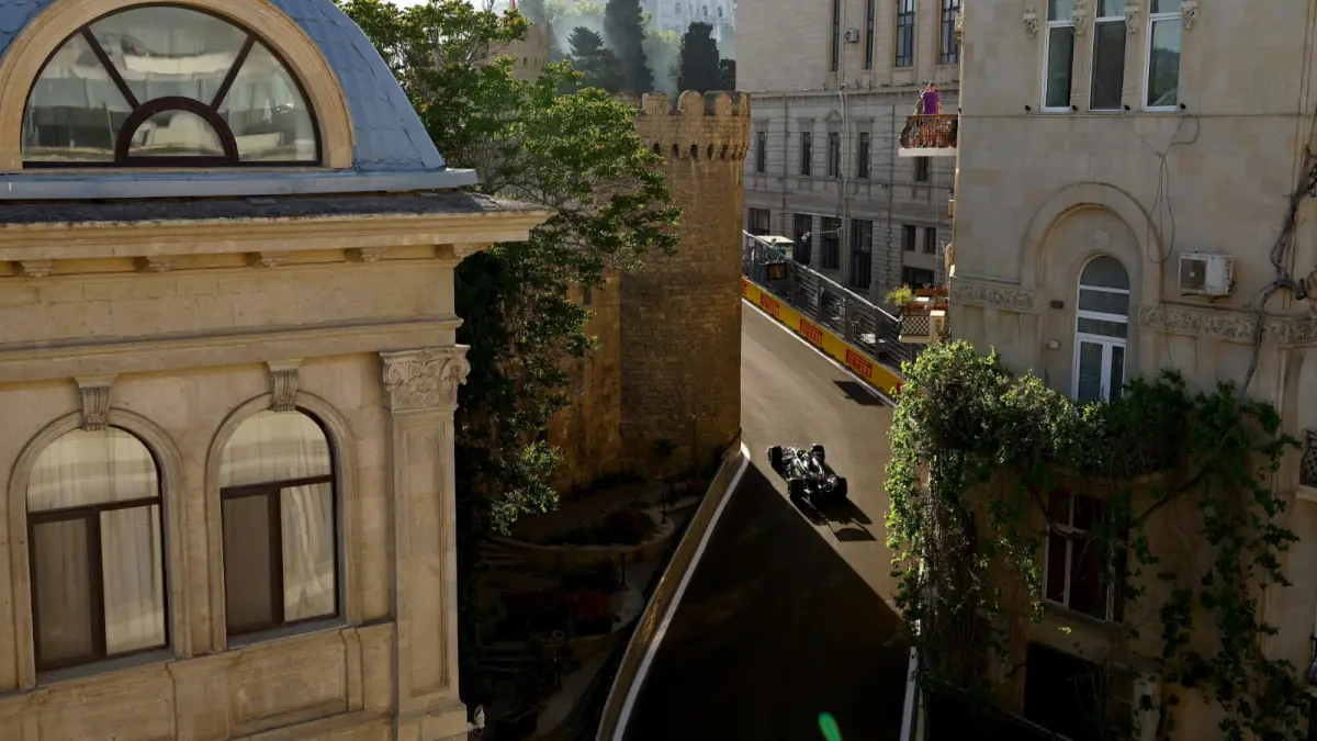 Mobil Formula 1 melaju di Baku City Circuit. GP Azerbaijan 2026 dijadwalkan berlangsung Sabtu, 26 September, setelah seluruh rangkaian akhir pekan dimajukan satu hari. (F1)