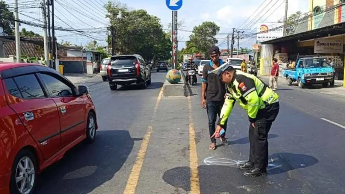 Petugas Satlantas Polresta Banyuwangi saat lakukan olah TKP di Jalan Letjen S. Parman, Kelurahan Sumberrejo, Sabtu (19/9). (Foto: Satlantas Polresta Banyuwangi)
