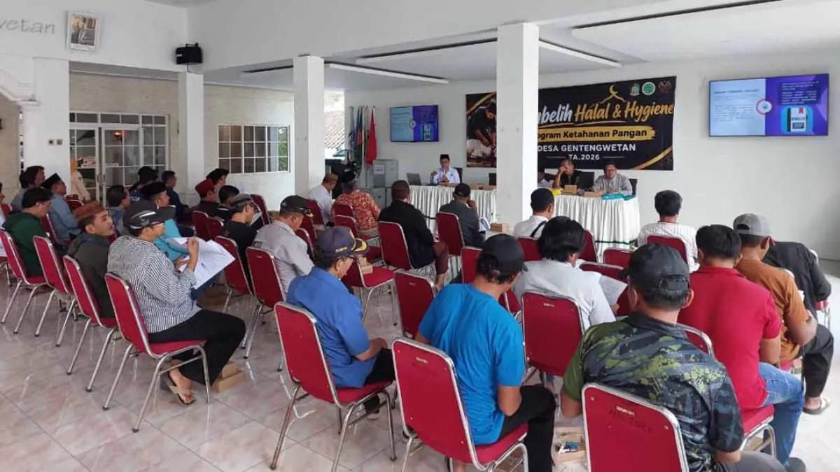 Puluhan warga saat Sosialisasi dan Pelatihan Penyembelihan Hewan Halal dan Higienis, Jumat (18/9) siang. (Sukri for Radar Banyuwangi)
